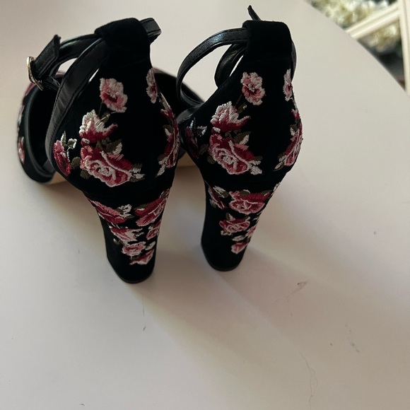 White House Black Market embroidered heels size 6.5 M - Picture 2 of 6